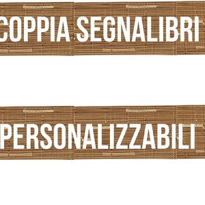 Può includere: Due segnalibri rettangolari realizzati in materiale marrone, intrecciato e testurizzato. Ogni segnalibro presenta un sottile cordino marrone attaccato sul lato destro. Il segnalibro superiore riporta il testo bianco COPPIA SEGNALIBRI e quello inferiore PERSONALIZZABILI.