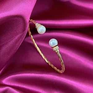 Rigid bracelet with natural pearls and zirconia | Torchon-worked gold-plated 925 silver | Elegant and modern jewel of Made in Italy jewelry