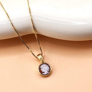 Hand-engraved cameo pendant necklace with a woman's face in Torre del Greco, set and chain in 925 gold-plated silver, a minimal women's jewel.