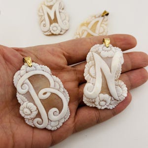 Colgante camafeo colgante letra inicial joya artesanal grabada a mano 925 engaste de plata elegante joya artesanal vintage