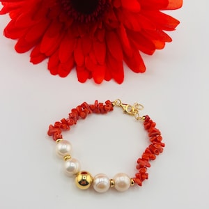 Women&#39;s bracelet 925 silver gold plated with natural red coral cupolini and 8 mm natural pearl central handcrafted jewel Torre del Greco