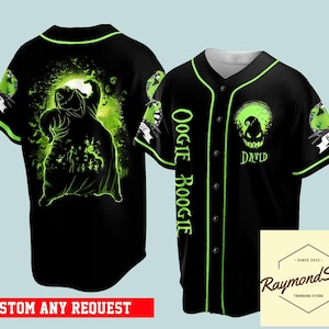 Può includere: Maglia da baseball nera con bordini verdi e una grafica verde e nera di Oogie Boogie da The Nightmare Before Christmas. Il testo "Oogie Boogie" è stampato verticalmente sul lato destro della maglia. Il testo "David" è stampato in verde sul davanti della maglia.