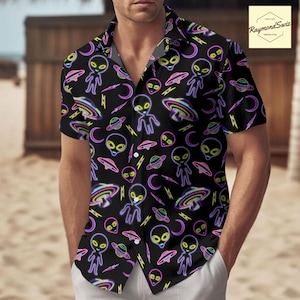 Könnte beinhalten: Schwarzes kurzärmeliges Hemd mit Neon-Alien- und Raumschiff-Muster. Das Hemd hat ein lebendiges Muster aus außerirdischen Figuren, Planeten und UFOs in Pink, Gelb und Lila. Ein lässiges Kleidungsstück.