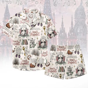 Puede incluir: Un conjunto de pijama a juego con una camisa de manga corta con botones y pantalones cortos. El conjunto es de color crema con un patrón repetido de ilustraciones, texto y las palabras "Pride & Prejudice". El diseño incluye llaves, libros y elementos florales.