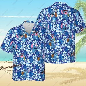 Peut inclure: Chemise hawaïenne bleue et blanche avec un motif répété de Stitch de Lilo & Stitch tenant une noix de coco et jouant du ukulélé. La chemise a un col boutonné et des manches courtes.
