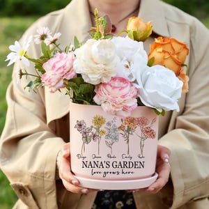 Personalized Grandma Flower Pot, Birth Month Flower Planter, Custom Garden Pot with Names, Mother’s Day Gift for Mom