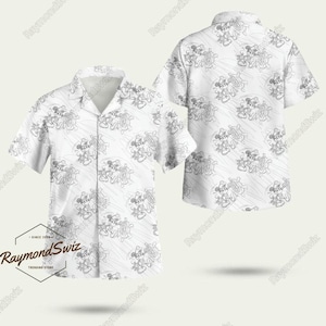 Puede incluir: Camisa blanca de botones con un estampado en blanco y negro de Mickey Mouse y Minnie Mouse. La camisa tiene cuello y mangas cortas.