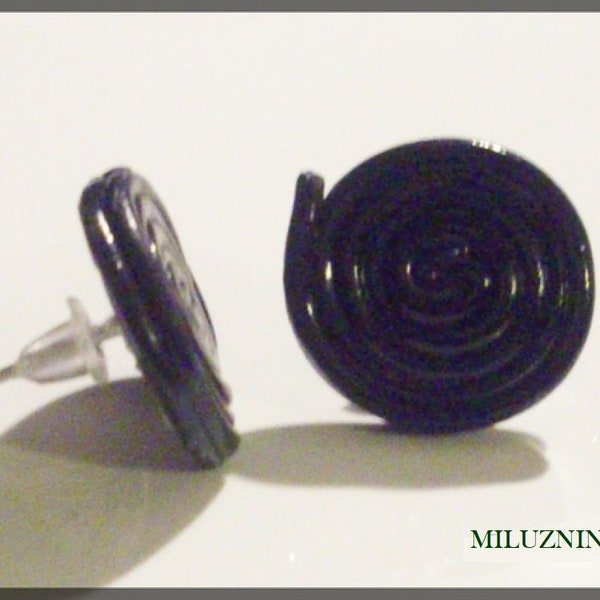 Boucle d'oreille puce réglisse noir en fimo