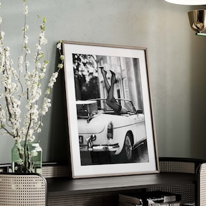 Poster di tacchi alti sensuali su auto d'epoca / Fotografia artistica da parete di moda in bianco e nero / Stampa di poster di auto MG britannica d'epoca
