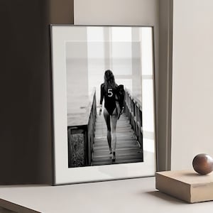 Bikini Girl No 5 Surf Poster / Stampa artistica quadrata, grande XL / The One That I Want / Fotografia in bianco e nero / Amante del surf, stampa femminista