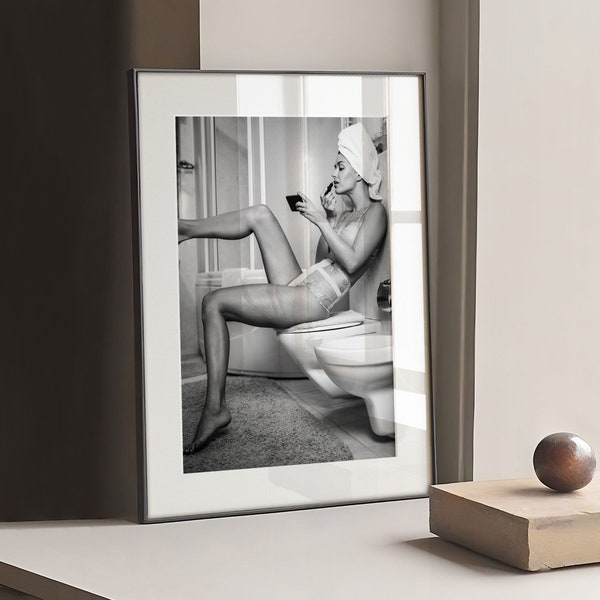 Art de la salle de bain fille sexy | femme en lingerie met du rouge à lèvres | Impression d'art de toilette | Grande affiche XL | Photographie verticale en noir et blanc