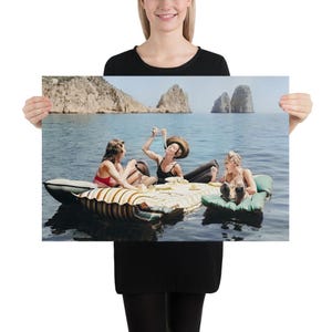 Fotografia a colori: tre donne che mangiano spaghetti sull'acqua, Italia 1939 - Hamilton Wright / Dolce Vita / Mangiare pasta sul lago / Stampa artistica quadrata di grandi dimensioni