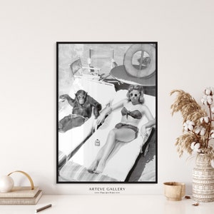 Puede incluir: Fotografía en blanco y negro de una mujer con traje de baño y gafas de sol, relajándose en una tumbona junto a la piscina con un chimpancé sentado en una tumbona a su lado. La imagen está enmarcada en un marco negro con el texto "ARTEVE GALLERY - Fine Art Print" en la parte inferior.