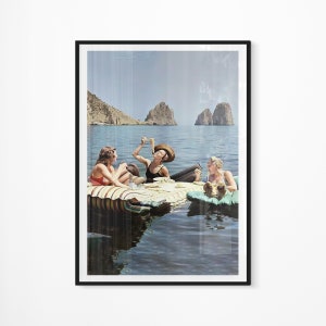 Fotografia a colori: tre donne che mangiano spaghetti sull'acqua, Capri, Italia 1939 - Hamilton Wright / Regalo di inaugurazione della casa per lei / Mangiare pasta sul lago