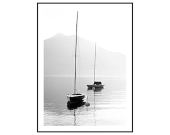 Fotografía en blanco y negro de un velero o yate, ideal para imprimir. Arte mural minimalista con temática náutica.