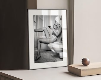 Donna che applica il rossetto - Stampa fotografica in bianco e nero di un bagno