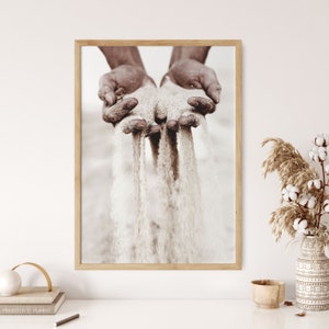 Sand, der durch die Hände rutscht | Einweichen Sand Fotografie | Neutraler Wandkunst Druck