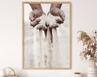 Sand, der durch die Hände rutscht | Einweichen Sand Fotografie | Neutraler Wandkunst Druck