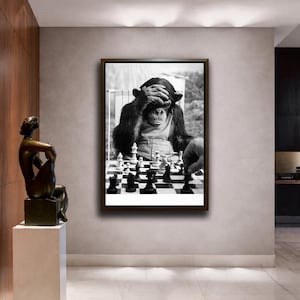 Può includere: Una tazza di ceramica bianca con manico nero e la scritta "But First, Coffee" in grassetto nero. La tazza è posta su uno sfondo neutro, che ne evidenzia il design semplice.