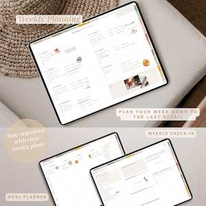 Pode incluir: Um planejador semanal digital exibido em um tablet, com um design minimalista e se&ccedil;&otilde;es para hor&aacute;rios di&aacute;rios e notas. A imagem inclui o texto "Weekly Planning", "Planeje sua semana at&eacute; o &uacute;ltimo detalhe", "Mantenha-se organizado com planos semanais claros", "Meal Planner" e "Weekly Check-in".