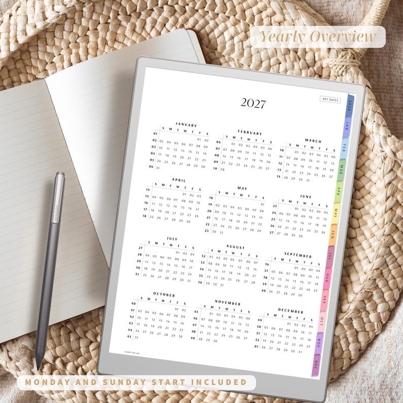 Puede incluir: Un planificador digital para 2027, con un calendario de vista general anual y dise&ntilde;os mensuales. El planificador incluye pesta&ntilde;as codificadas por colores y el texto "Yearly Overview" y "Monday and Sunday Start Included". Tambi&eacute;n se ven un bol&iacute;grafo y un cuaderno.