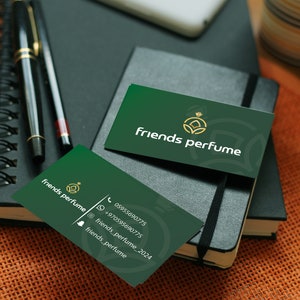 Puede incluir: Tarjeta de visita verde con texto dorado y un logotipo de un frasco de perfume estilizado. El texto dice "friends perfume" e incluye información de contacto: un número de teléfono, una dirección de correo electrónico y un nombre de usuario en redes sociales.