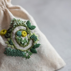 C | Stickvorlage wasserlöslich & selbstklebend – floraler Buchstabe mit Blumen, Pflanzenelemente | Geschenk Geburtstag, Muttertag, Freundin