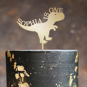 Topper per torta di compleanno per bambini a tema dinosauro con nome "Sono uno", decorazione per feste di compleanno personalizzata per bambini, primo compleanno, primo, secondo, terzo, quarto, quinto, sesto, settimo.