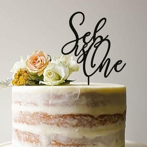 Topper per torta di compleanno in legno personalizzato con nome ed età per adulti e bambini. Decorazioni per feste di compleanno personalizzate. Uno, due, tre, cinque, sei, sette.