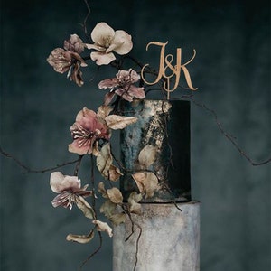 Topper per torta con monogramma e iniziali in legno per matrimonio di TheBarkersArt / Decorazioni personalizzate per compleanno, fidanzamento, battesimo, anniversario, addio al nubilato OK1