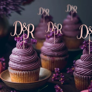 Topper per cupcake in legno per matrimonio con iniziali / Decorazione personalizzata per festa di fidanzamento / Stuzzicadenti per cibo con iniziali di coppia / Stuzzicadenti personalizzato per matrimonio