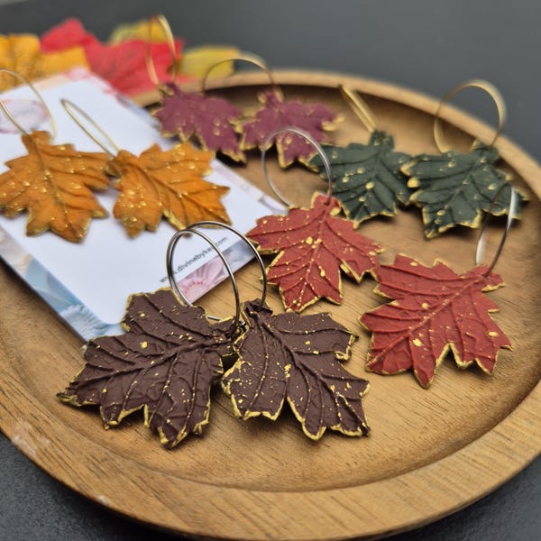 Pendientes colgantes de arcilla con forma de hoja de otoño: joyería inspirada en la naturaleza.