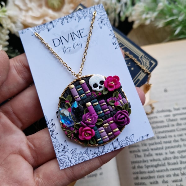 Collar de estantería con calavera gótica