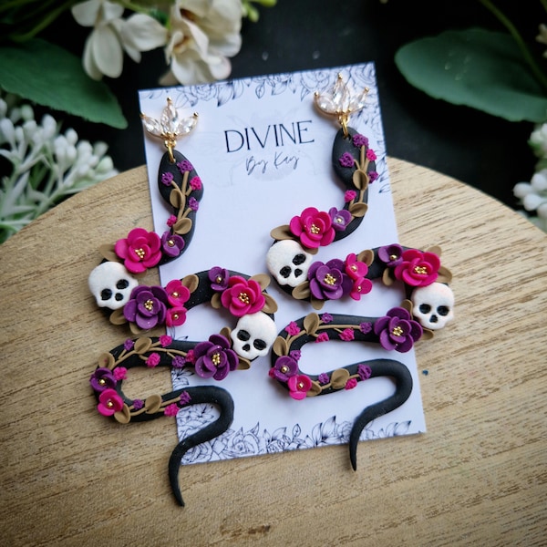 Pendientes de serpiente de arcilla hechos a mano: joyería floral con calaveras