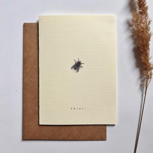 Biglietto d'auguri pieghevole con illustrazione di mosca ad acquerello, stile minimalista ispirato alla natura, illustrazione di insetto dipinta a mano.