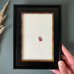 Stampa artistica da parete a forma di coccinella in stile vintage, miniatura incorniciata per galleria a parete, decorazione retrò per la cucina in stile country, regalo minimalista.