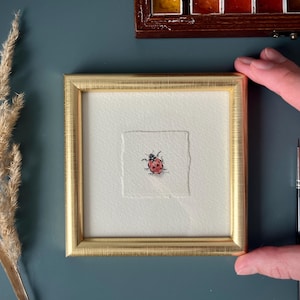 Dipinto coccinella in stile vintage, arte in miniatura per parete galleria, arredamento retrò per la cucina della fattoria, regalo minimalista, piccola arte incorniciata