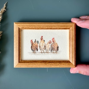 Piccolo dipinto di polli, arte in miniatura incorniciata per la cucina della fattoria, arredamento retrò per la casa, regalo minimalista per gli amanti della natura