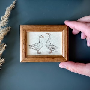 Dipinto di piccole oche in cornice, arte in miniatura per cucina di campagna, arredamento retrò per la casa, regalo minimalista per gli amanti della natura