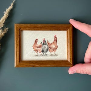 Piccolo dipinto di polli, arte in miniatura incorniciata per la cucina della fattoria, arredamento retrò per la casa, regalo minimalista per gli amanti della natura