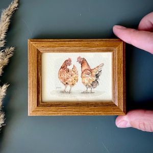 Piccolo dipinto di polli, miniatura incorniciata per la cucina in stile rustico, decorazione retrò per la casa, regalo minimalista per la mamma