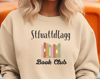 Puede incluir: Una sudadera beige con el texto "Situattdlagg Book Club" y un gráfico de una pila de libros coloridos.