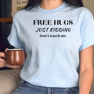 Camicia abbraccio divertente, regalo sarcastico, camicia sarcasmo, regalo per camicia Hugger, camicia umoristica, camicia abbraccio gratis, camicia dicendo divertente, camicia sarcastica