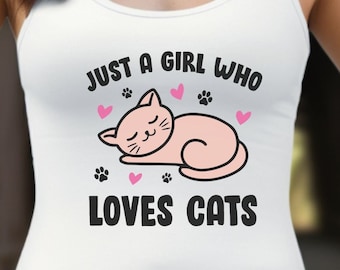 Può includere: Canotta bianca con la scritta "JUST A GIRL WHO LOVES CATS" e un'illustrazione di un gatto rosa. Il design include cuori rosa e impronte di zampe. La canotta è senza maniche.