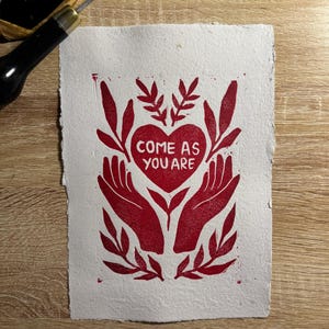 Stampa linoleum A5 "Come as you are" In rosso su carta riciclata fatta a mano - Stampa linoleum originale - Stampa artistica - Arte murale