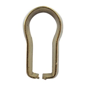 Puede incluir: Un anillo de metal dorado con una abertura redonda y lisa. El anillo est&aacute; dise&ntilde;ado para sujetar un cord&oacute;n o una cuerda.