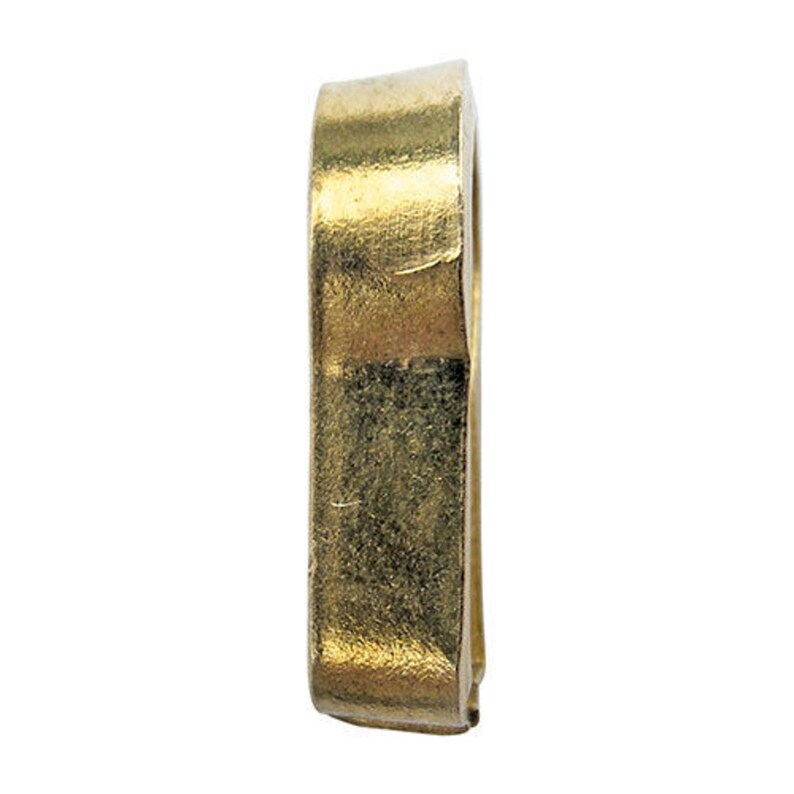 Puede incluir: Un anillo de metal de color dorado con forma cuadrada. El anillo es liso y tiene un acabado brillante.