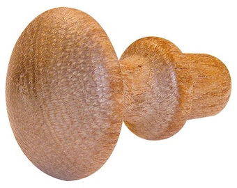 Puede incluir: Un pomo de madera con una parte superior en forma de hongo y una base cilíndrica. El pomo es de color marrón claro y tiene un acabado liso y pulido.