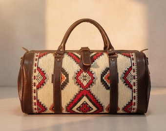 Handgefertigte Kelim-Ledertasche: Vollnarbige Weekender-Handtasche mit verstellbarem Riemen