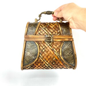 sac à main oriental vintage en bois/bambou avec incrustation de métal en relief et sac de rangement en rotin I